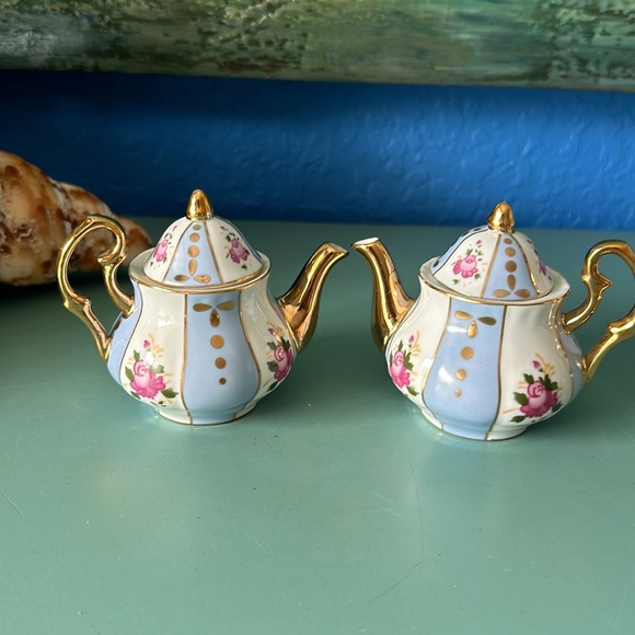 Two beautiful collectable mini teapots from the  RANGER INTERNATIONAL CORp - Picture 1 of 8